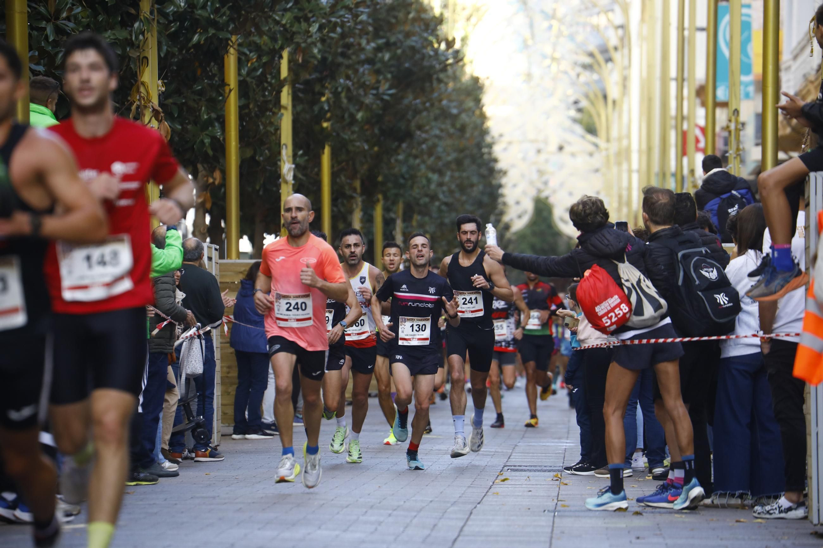 La gloria de cruzar la Puerta del Puente: las fotos de la línea de meta de la Media Maratón de Córdoba 2024