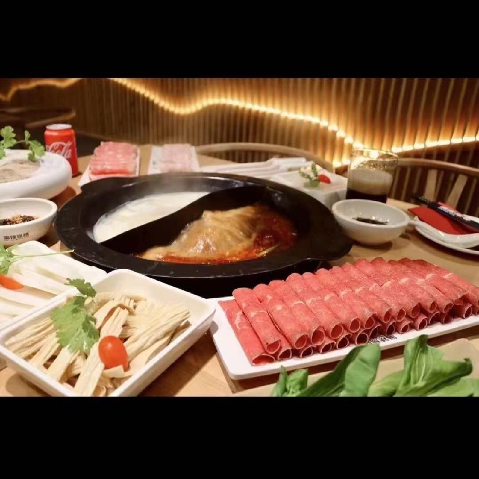 Hay seis tipos de caldos, 32 carnes diferentes, 16 mariscos distintos y 28 verduras para combinar.