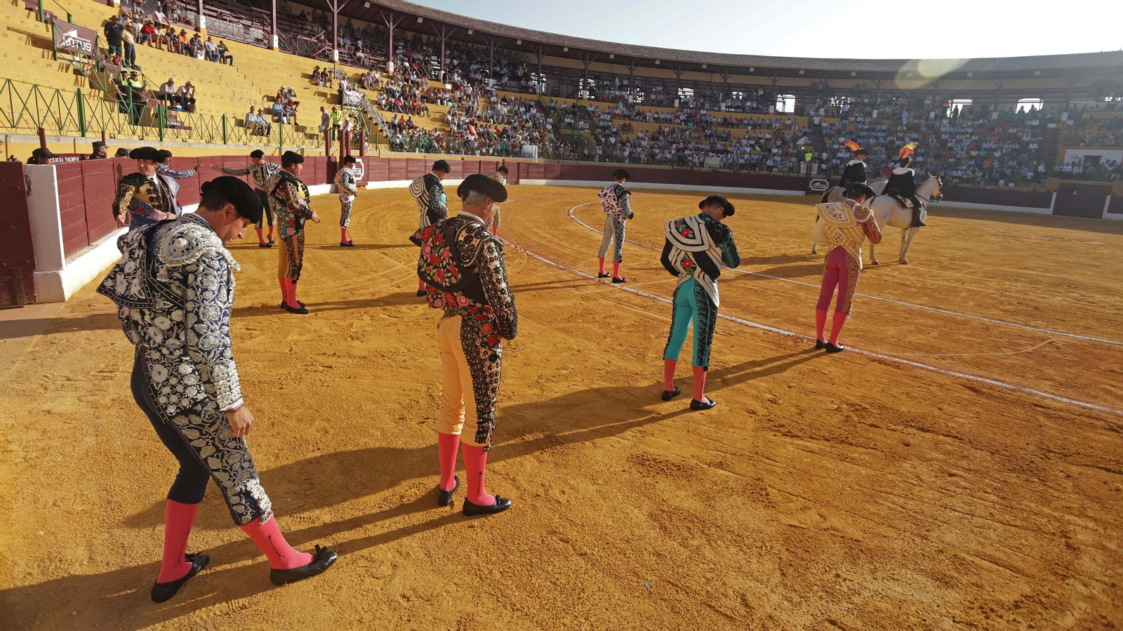 Fotos de la corrida del viernes de la Feria de La Línea: Curro Díaz, Manuel Escribano y David Galván