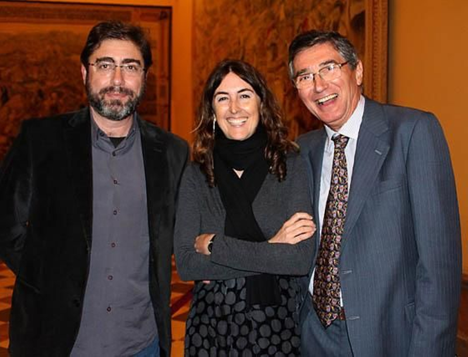 Miguel Ángel Tabales, arqueólogo del Alcázar; Almudena Laboisse, secretaria general del Coaat, y Enrique Carvajal Salinas, secretario del Centro Internacional para la Conservación del Patrimonio y patrono de la Fundación Aparejadores.

Foto: Victoria Ramírez