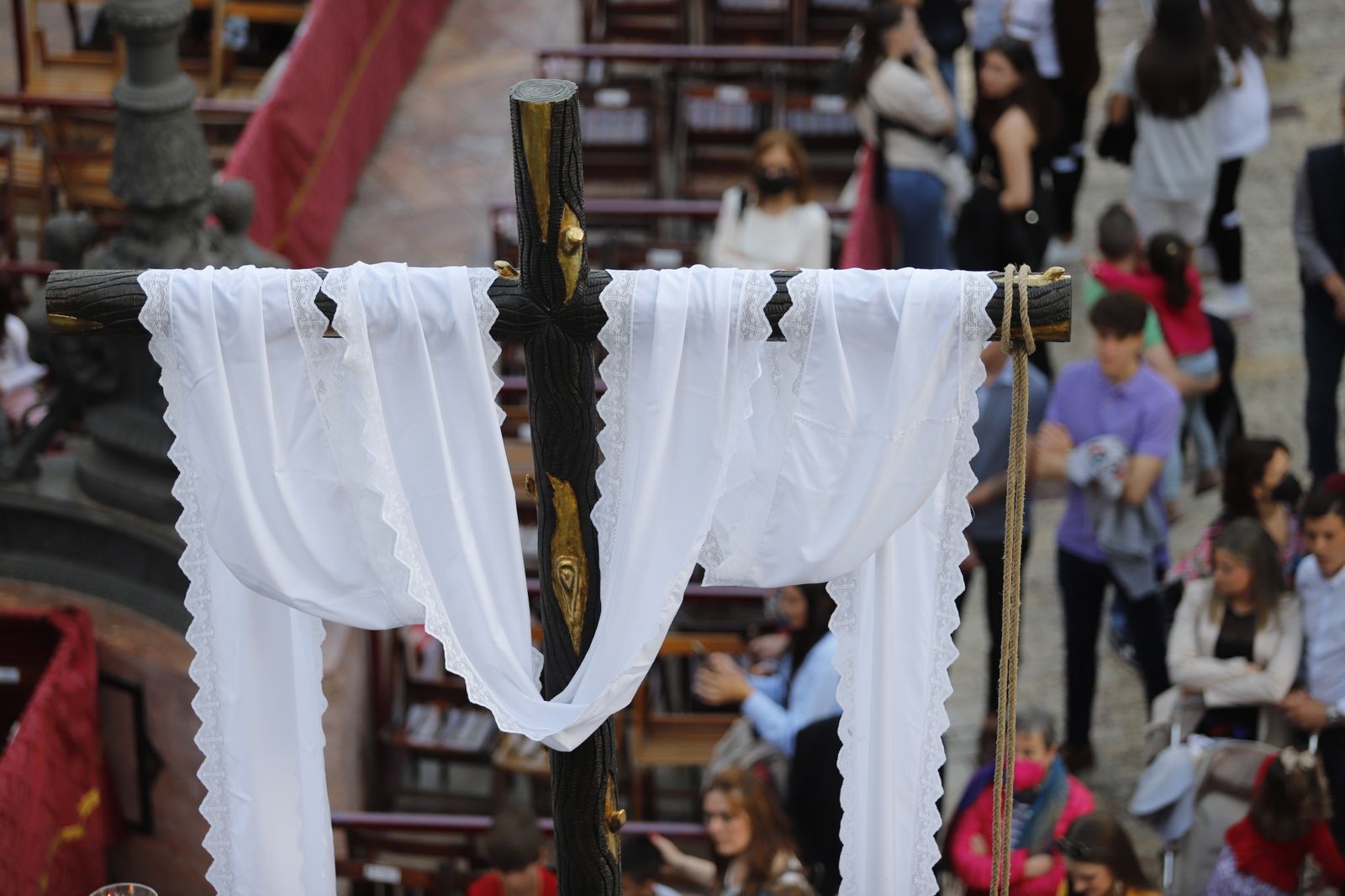 La Hermandad de la Soledad recorre las calles de Huelva en el Viernes Santo
