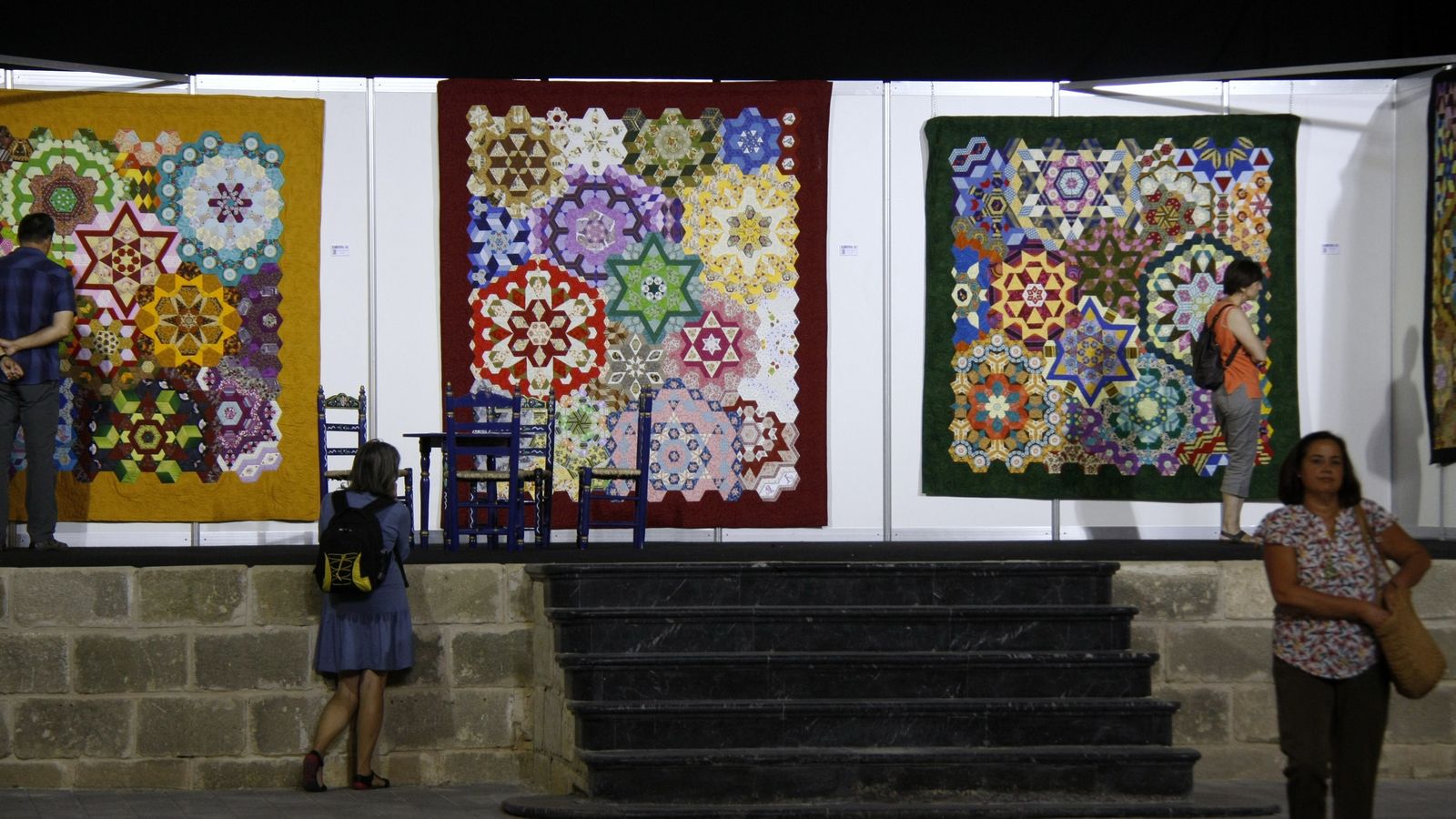 Varias colchas confeccionadas por socias de la Asociación Nacional de Patchwork.