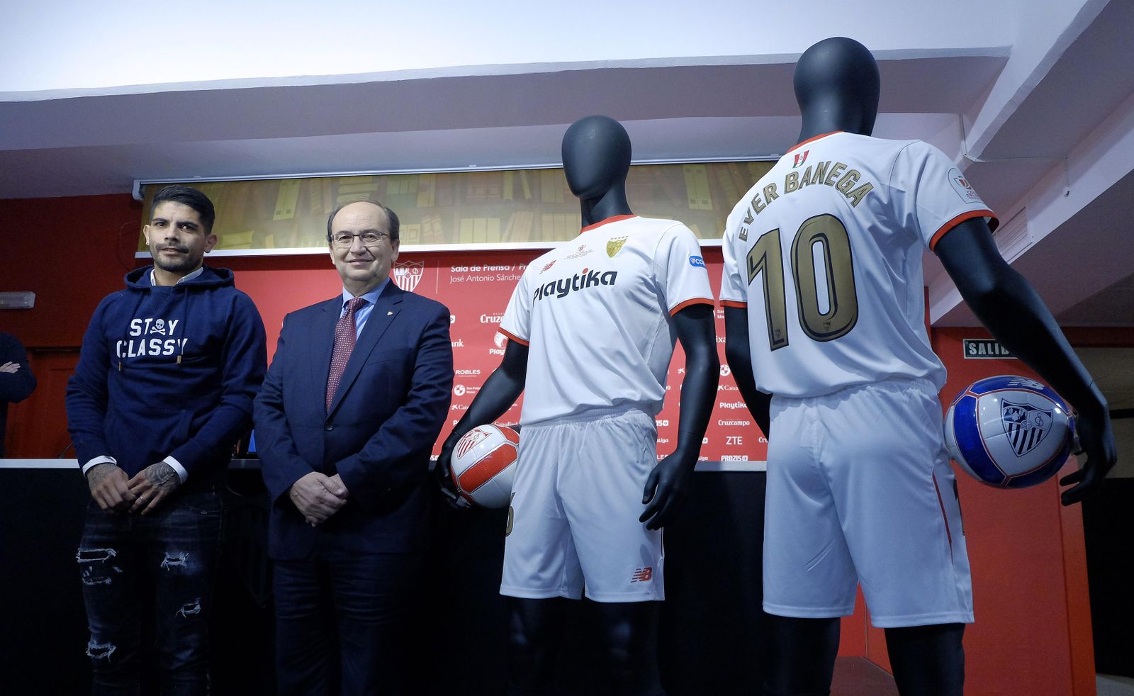 Castro, con Banega, durante la presentación de la camiseta.