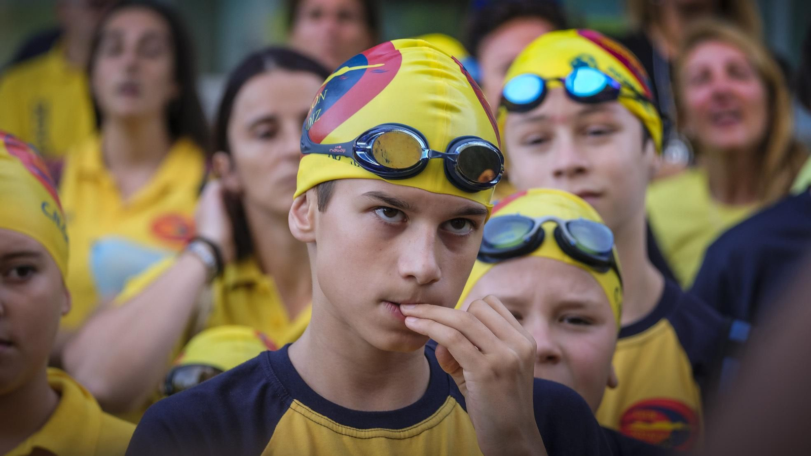 Los clubes de natación y watwerpolo de Cádiz, concentrados frente a la piscina