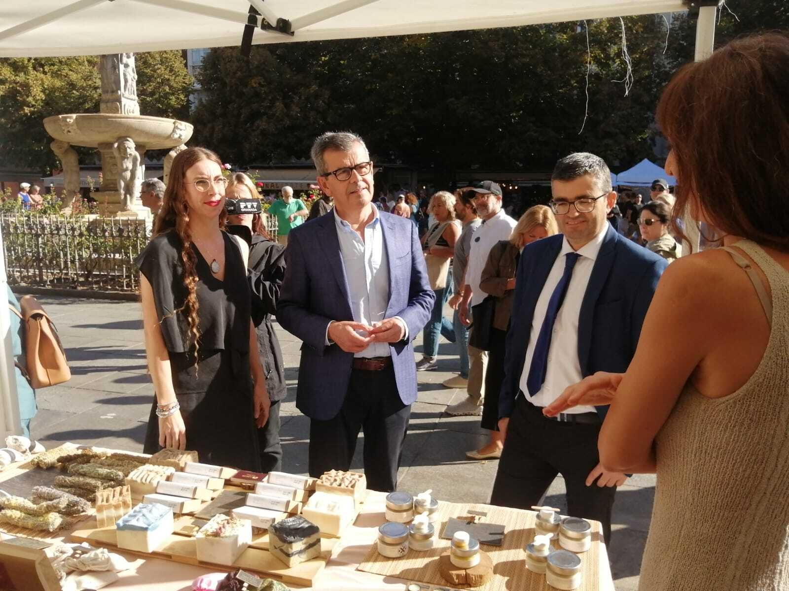 Juan Ramón Ferreira atiende a una de las artesanas de la feria