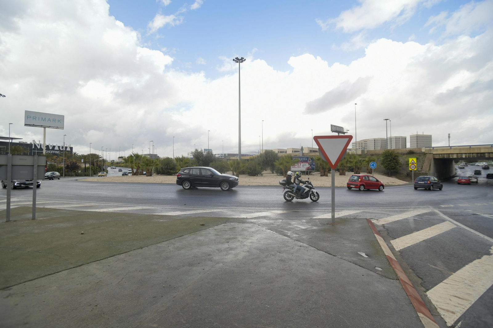 Varios vehículos circulan por la rotonda en las inmediaciones del centro comercial.