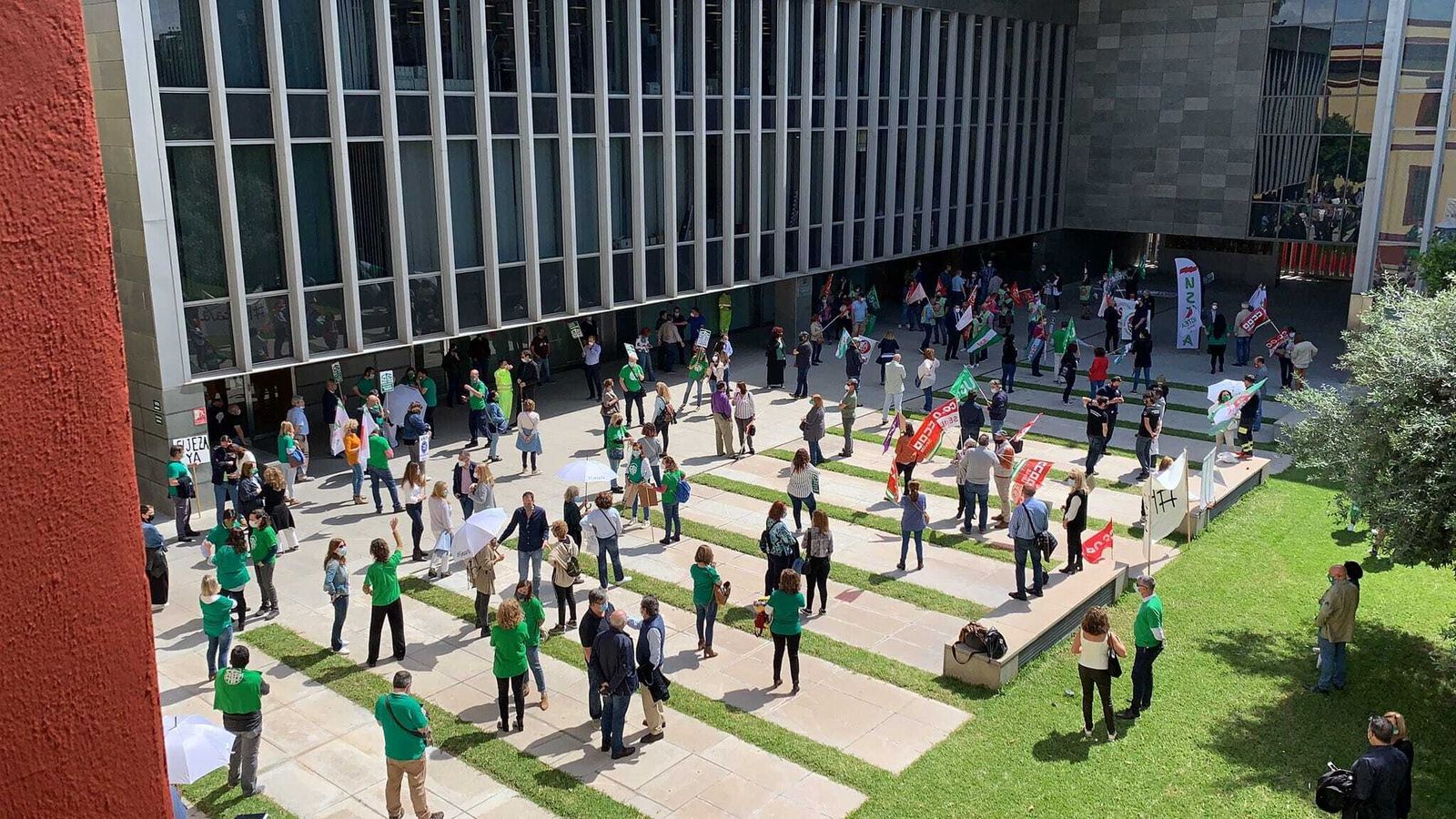 Trabajadores temporales de la Diputación concentrados en uno de los patios, este jueves, durante la celebración del Pleno telemático.
