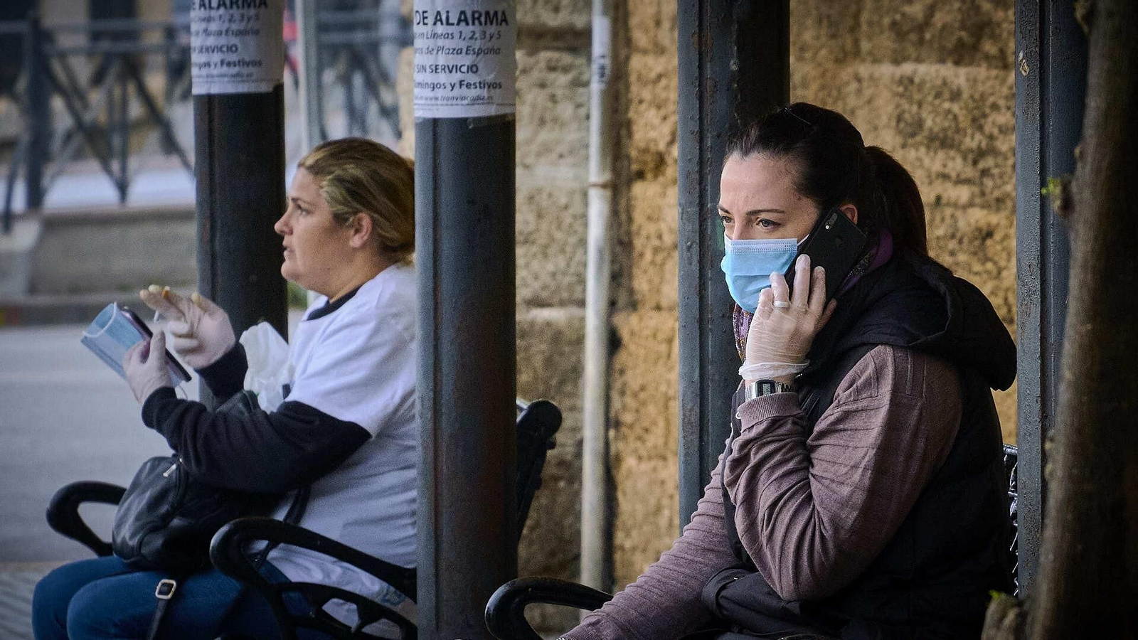 Dos mujeres esperan el bus junto a Diputación
