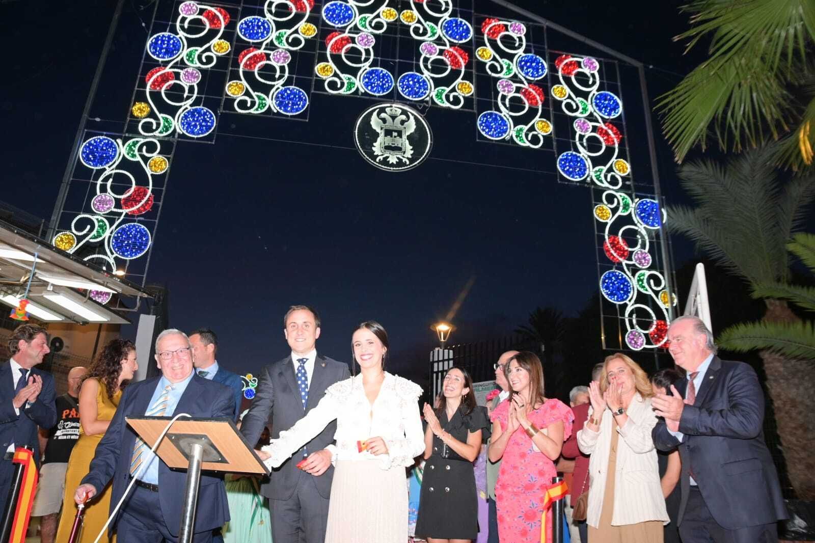 El encendido del alumbrado del Recinto Ferial marca el inicio de los festejos.